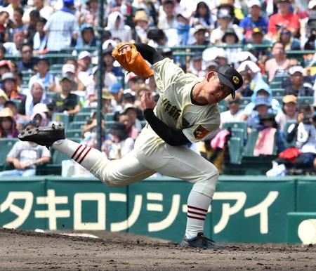 ３回からリリーフ登板した佐取＝甲子園（撮影・持木克友）