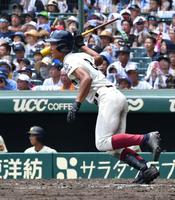 ８回大阪桐蔭２死二塁、右前適時打を放つ藤原＝甲子園（撮影・持木克友）