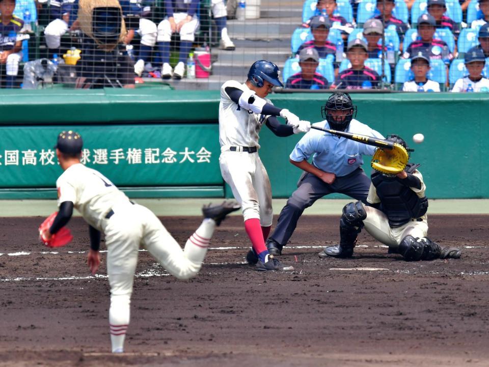 ２回裏大阪桐蔭無死、三塁打を放つ大阪桐蔭・根尾＝甲子園（撮影・立川洋一郎）