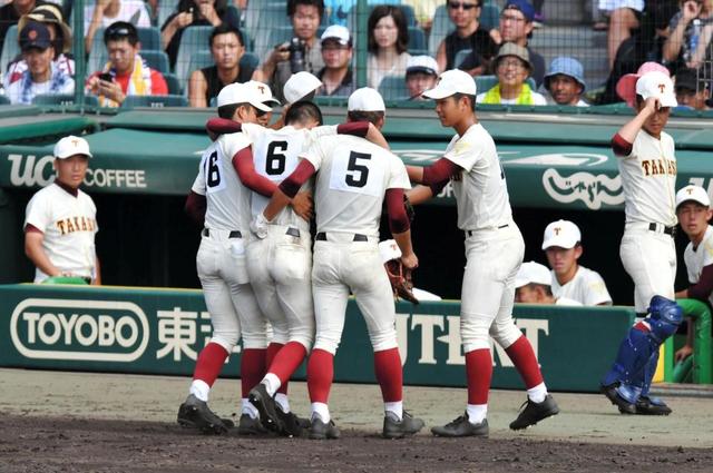 甲子園で足がつる選手が続出　２試合で３人目　近江の三塁手が交代