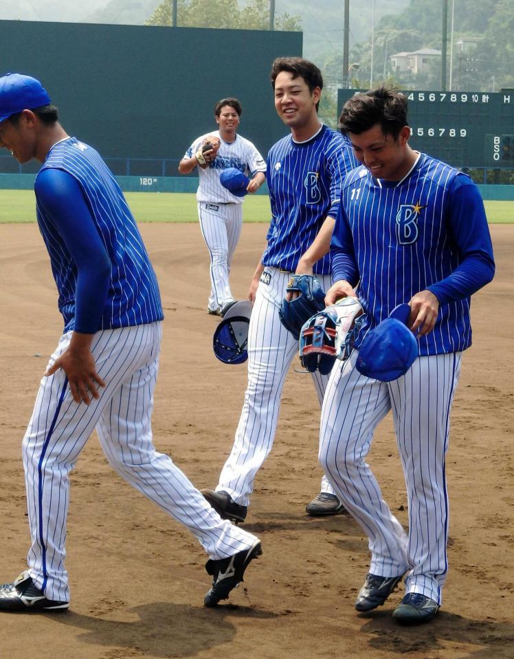 　他の投手陣とノックで汗を流した平良（中央）