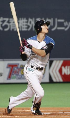 　１回日本ハム無死、西川が右越えに先頭打者本塁打を放つ＝札幌ドーム
