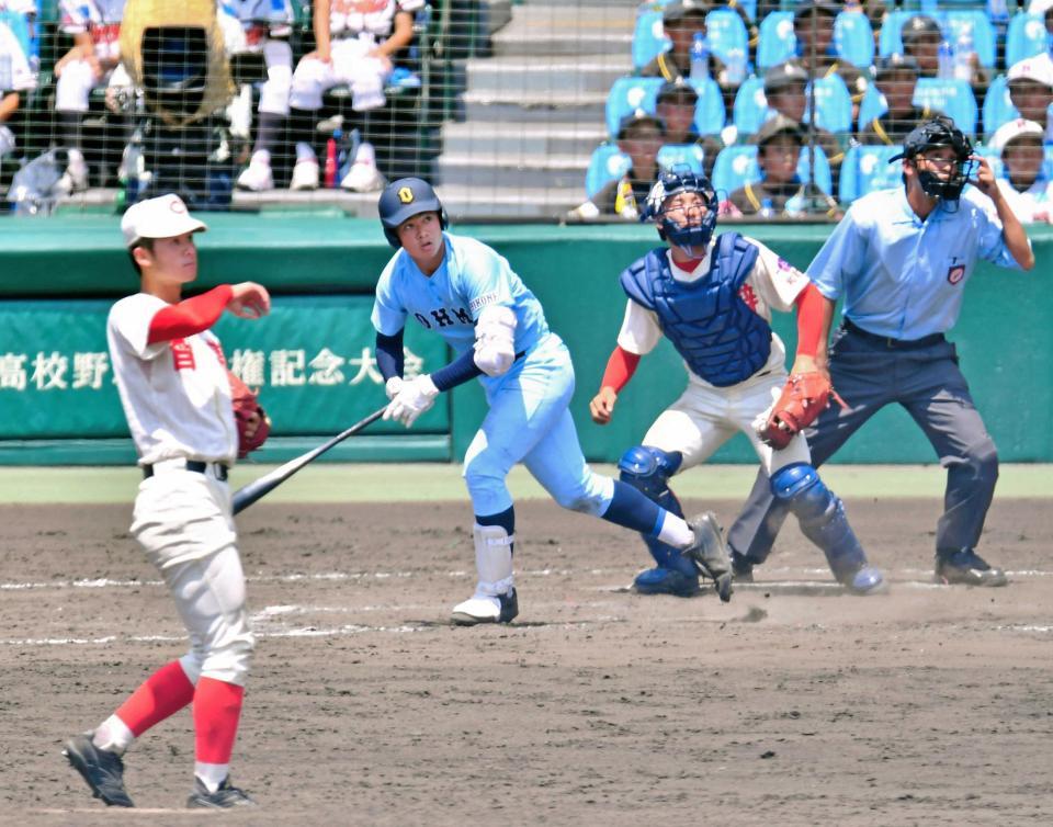 ８回、この試合２本目の本塁打となる２ランを放つ近江・北村。手前は智弁和歌山の投手・平田（撮影・中田匡峻）