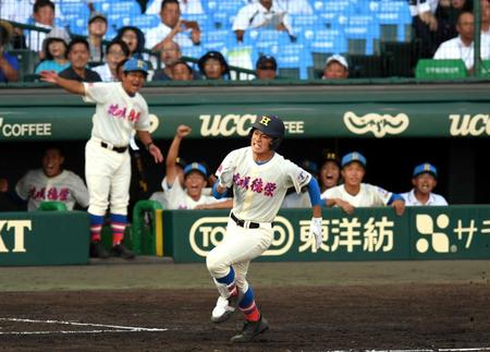 　９回、２点適時二塁打を放った花咲徳栄・野村は懸命にベースを回る