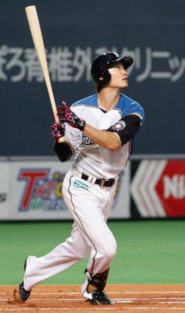 　先頭打者本塁打放つ日本ハム・西川