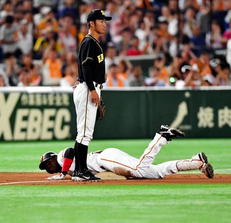 １回巨人無死、左中間二塁打を放ち、阪神　エフレン・ナバーロの悪送球で三塁を陥れる巨人　ホルヘ・マルティネス＝東京ドーム（撮影・出月俊成）