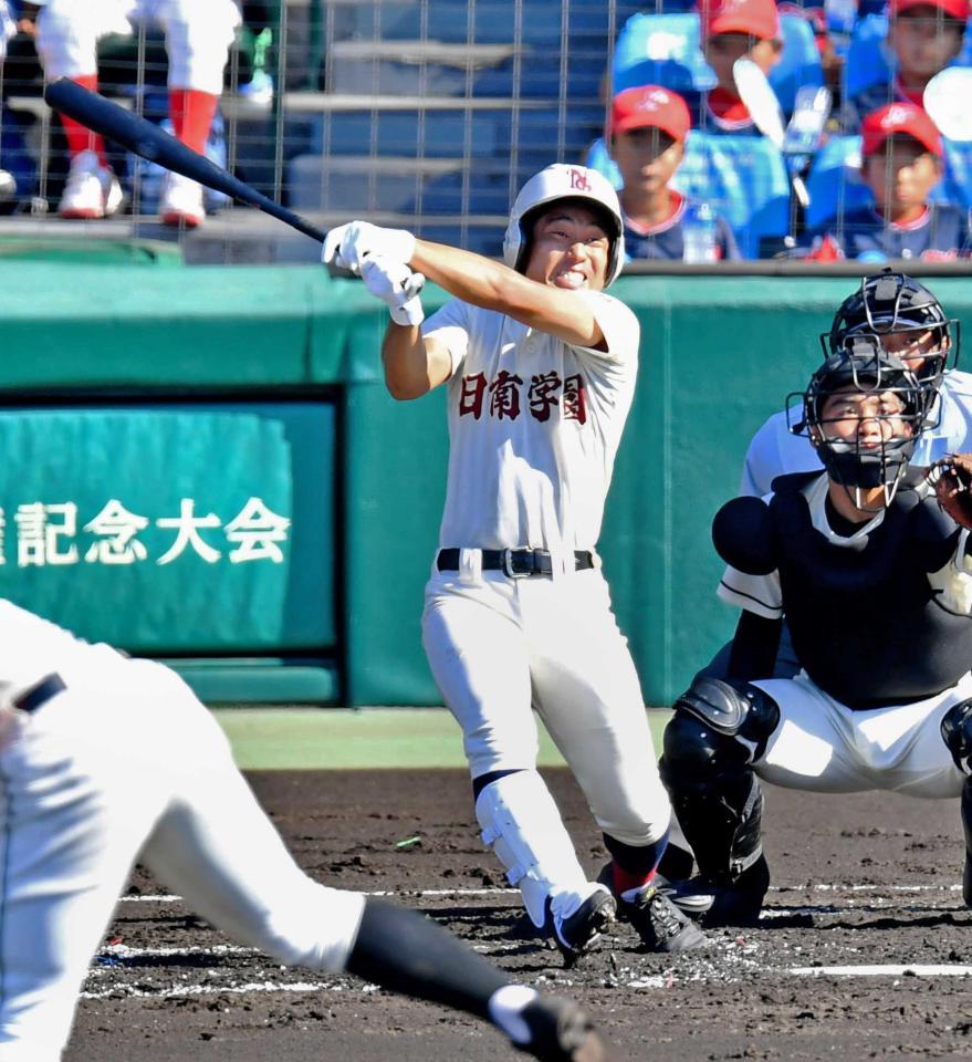 　３回、二塁打を放つ日南学園・奥野（撮影・中田匡峻）