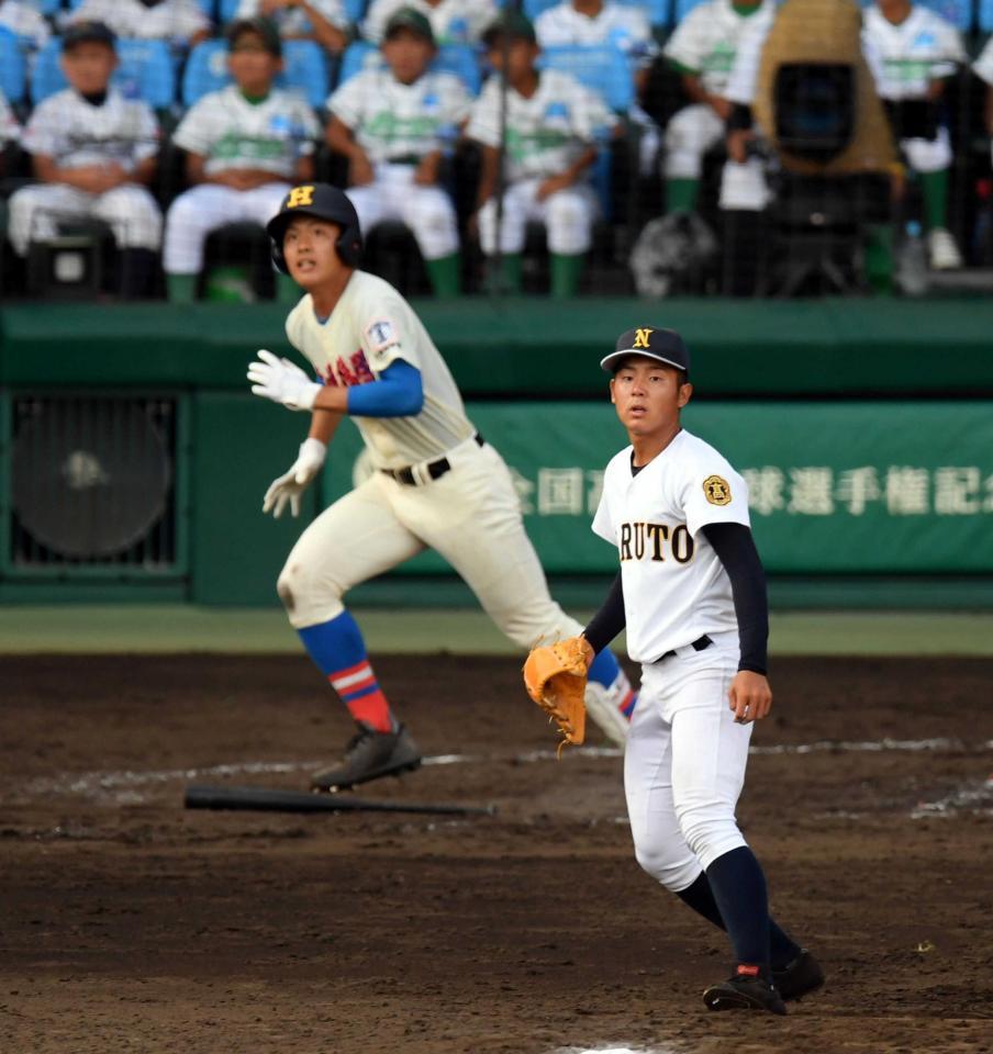 　９回、鳴門・西野は花咲徳栄・野村に適時二塁打を許す