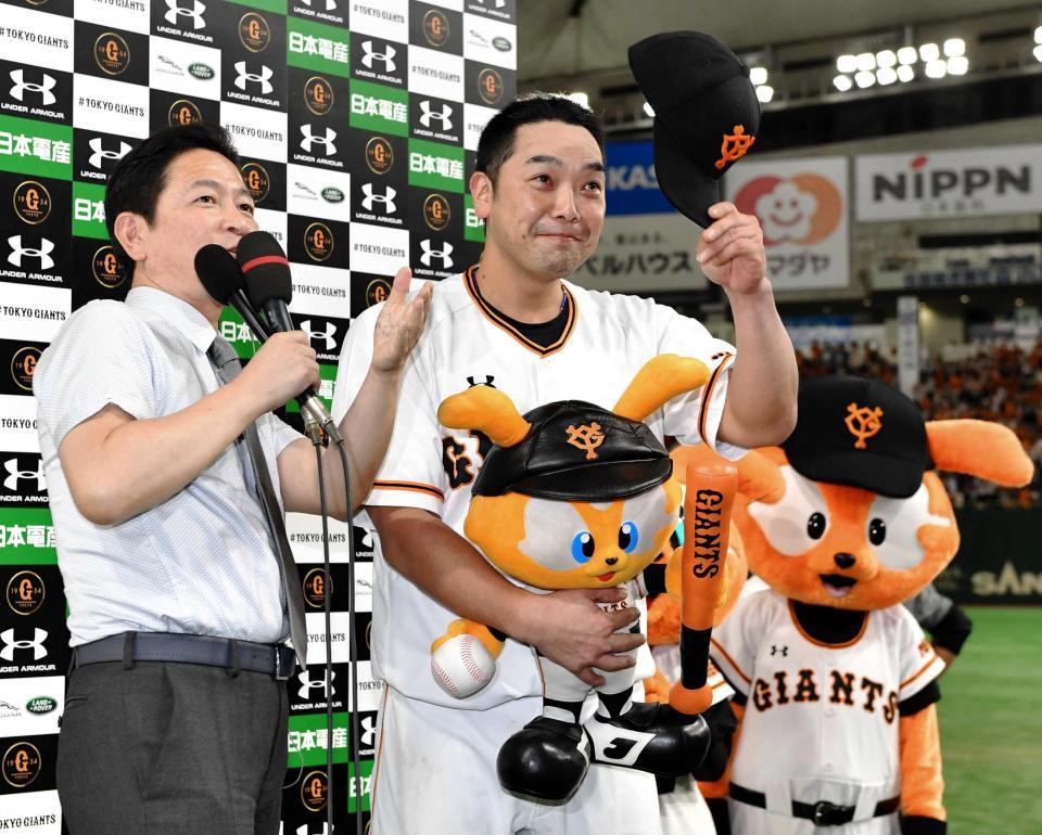 　お立ち台で解説席にいる原氏と松井氏にあいさつする阿部（撮影・出月俊成）