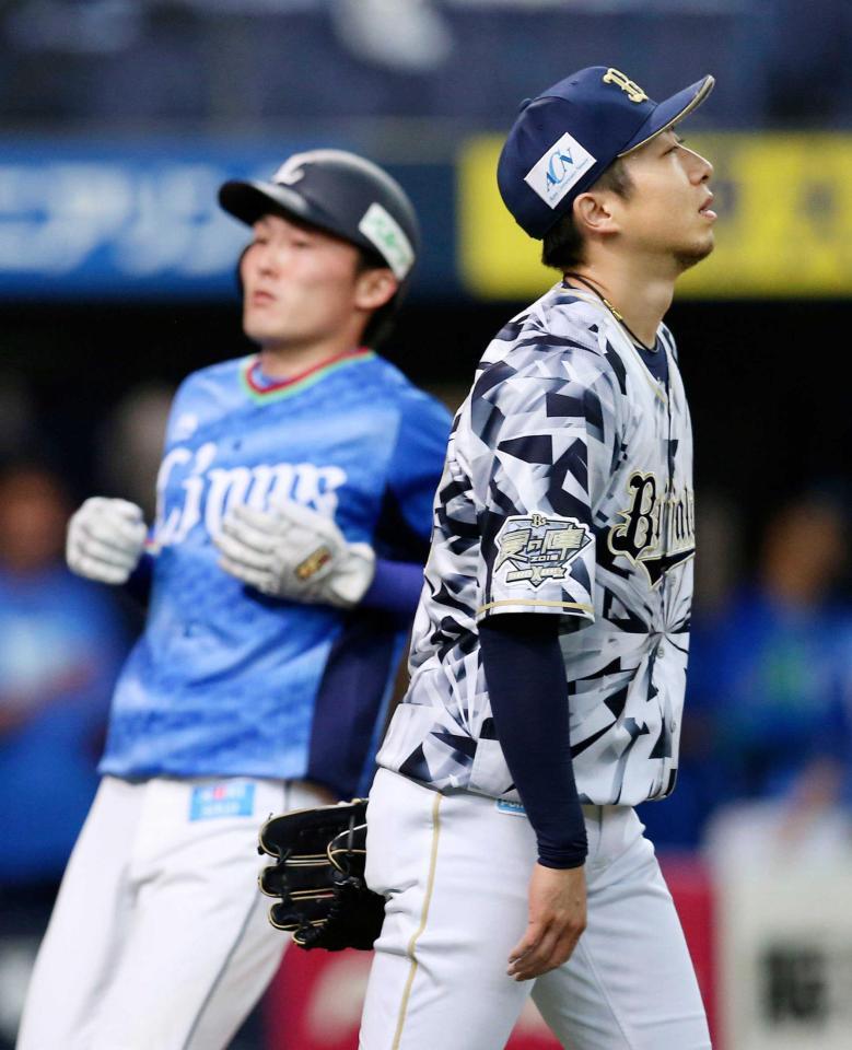 　１回、山川に先制の２点打を許した金子。左は生還した二走・源田