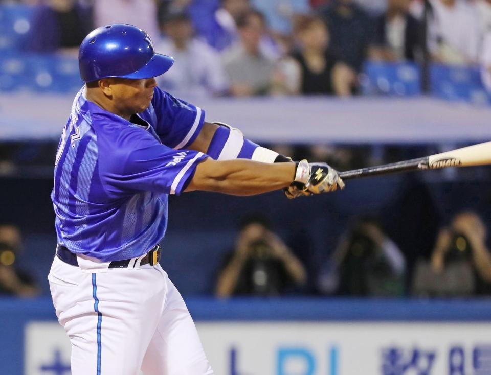 ３回表２死二塁、ロペスが先制の左前打を放つ＝神宮球場