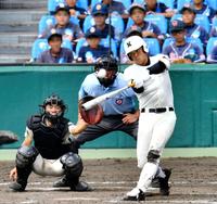 ７回日大三無死、左越えソロを放つ日大三・大塚＝甲子園（撮影・中田匡峻）