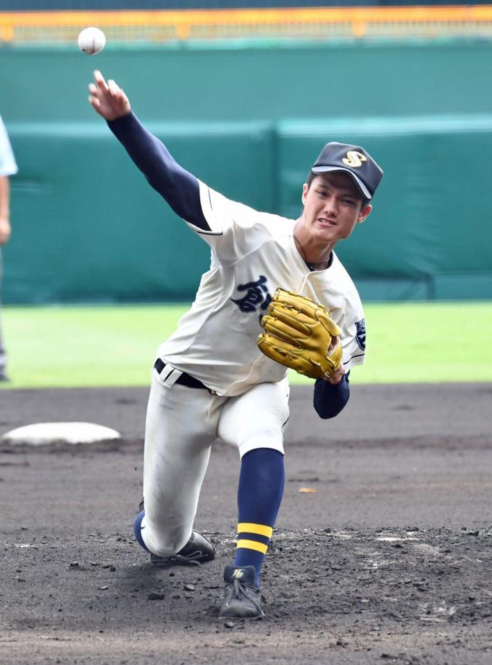 力投する創志学園の西＝甲子園（撮影・持木克友）