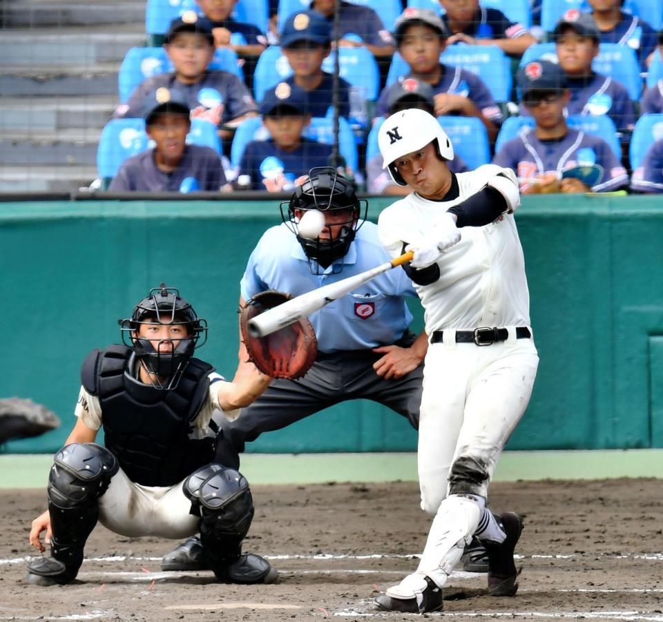 ７回日大三無死、左越えソロを放つ日大三・大塚＝甲子園（撮影・中田匡峻）