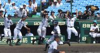 龍谷大平安－鳥取城北　９回、サヨナラ勝ちに歓喜する龍谷大平安ナイン＝甲子園（撮影・北村雅宏）