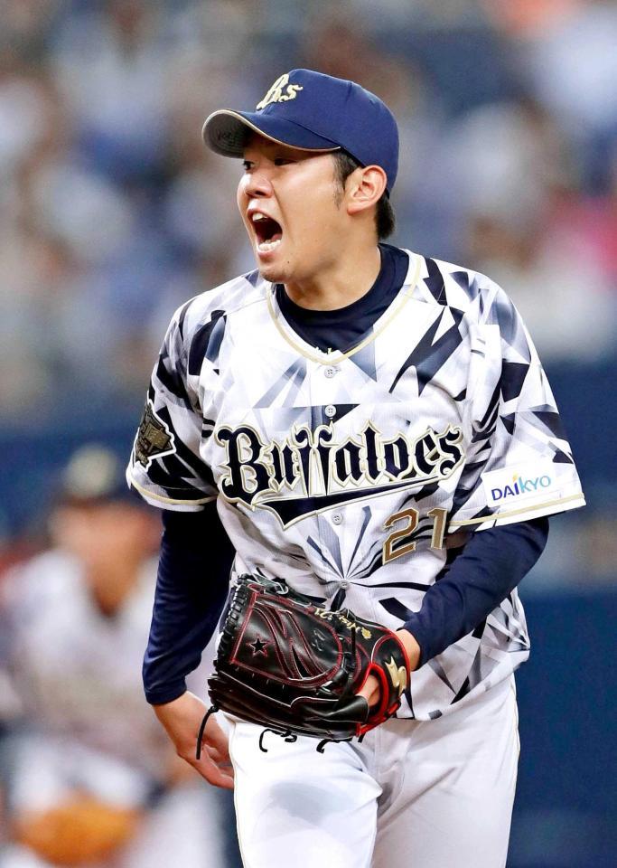 　６回を三者凡退に抑え、雄たけびを上げる西