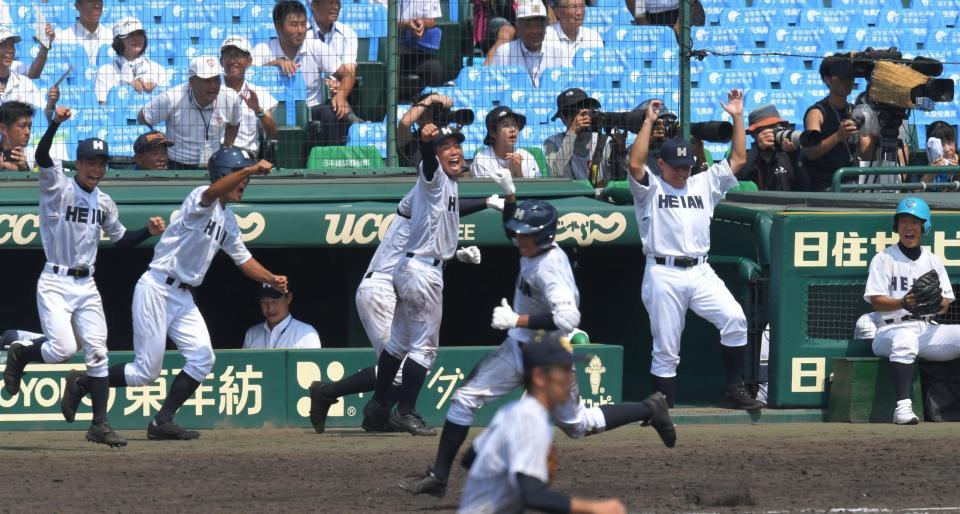 龍谷大平安－鳥取城北　９回、サヨナラ勝ちに歓喜する龍谷大平安ナイン＝甲子園（撮影・北村雅宏）