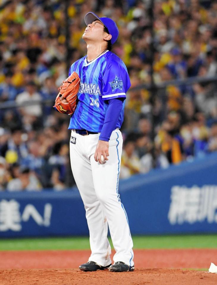 ３回、交代を告げられ天を仰ぐＤｅＮＡ・浜口＝横浜スタジアム（撮影・棚橋慶太）