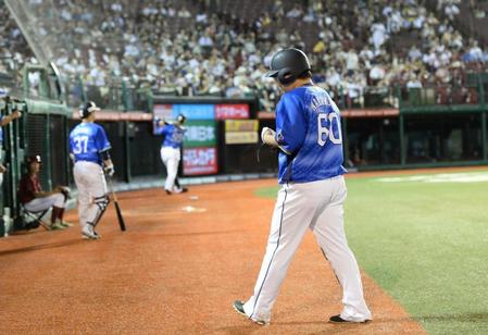 ９回１死、遊ゴロに倒れ７試合連続本塁打はならなかった西武・中村