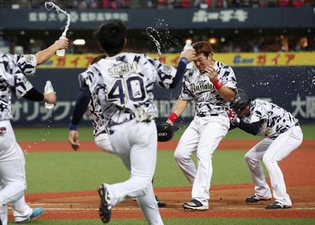 　１０回、リプレー検証で二走小田の生還が認められ、ナインの手荒い祝福を受けるサヨナラ打を放った中島（右から２人目）