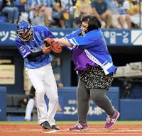 　クロスプレーで伊藤を突き飛ばすメイプル超合金の安藤なつ（撮影・棚橋慶太）