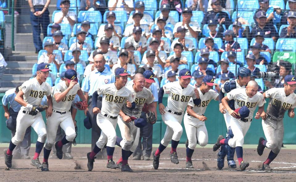 　延長戦を制し、笑顔で駆け出す八戸学院光星ナイン