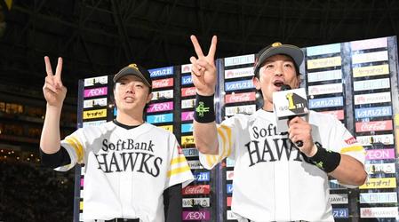 お立ち台でポーズを決める松本裕（左）と松田宣　