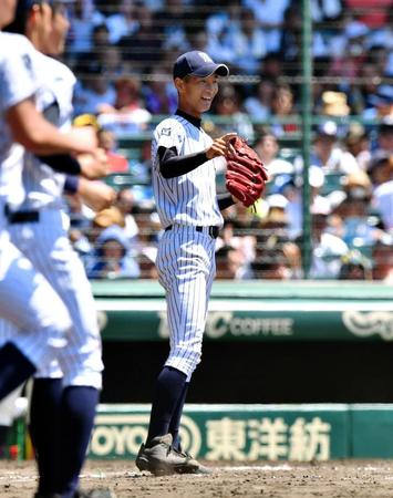 完封勝利を挙げた常葉菊川・漢人（中央）＝甲子園（撮影・佐藤厚）