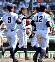 完封勝利を挙げた常葉菊川・漢人（中央）＝甲子園（撮影・佐藤厚）