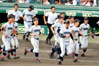 花咲徳栄を下し、笑顔であいさつに向かう横浜ナイン＝甲子園（撮影・中田匡峻）