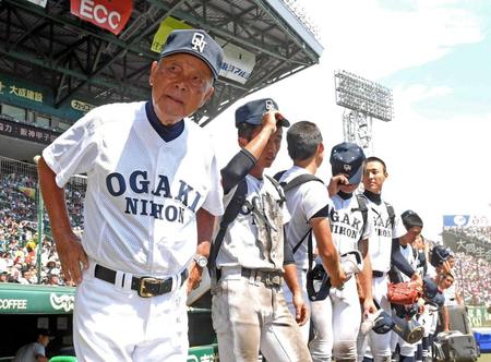 　引き揚げる阪口監督（左）と大垣日大ナイン