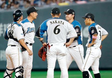 ６回、先制を許した有原（右から２人目）のもとに集まる日本ハムナイン＝札幌ドーム