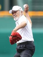 始球式を行った安仁屋宗八さん＝甲子園球場