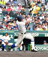 ６回奈良大付１死一、三塁、左中間に３点本塁打を放つ奈良大付の上野＝甲子園（撮影・持木克友）