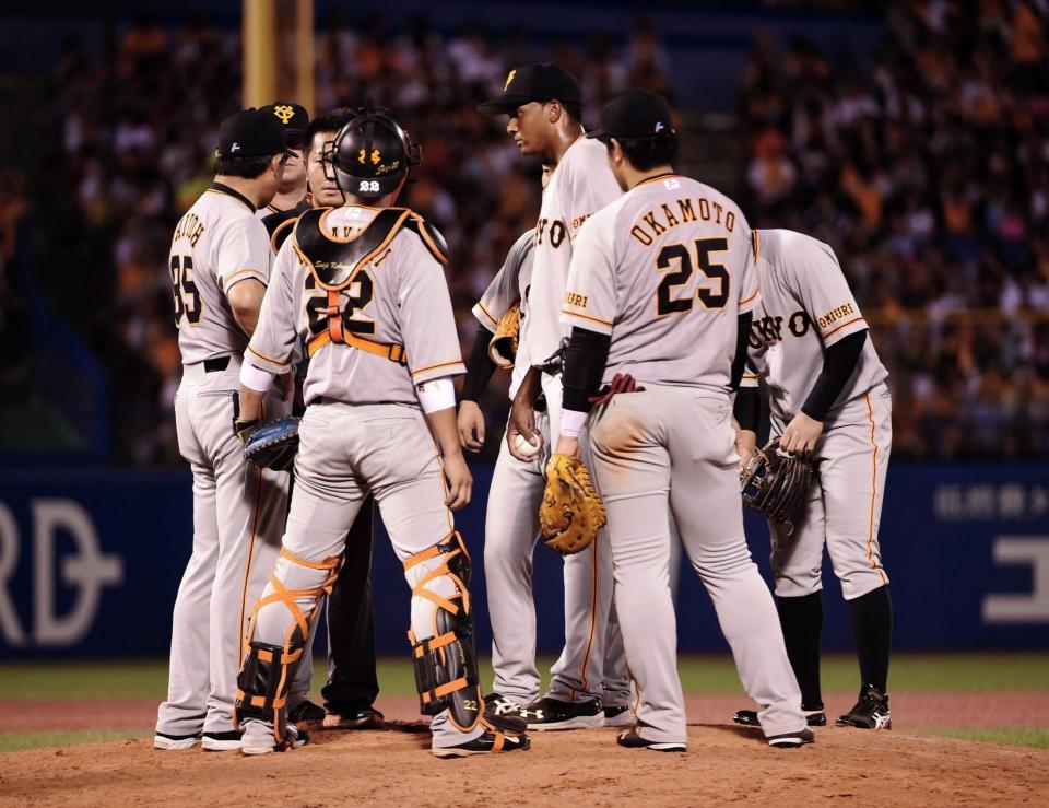 ９回１死満塁のピンチを招いた４番手のアダメス（中央）の元に集まる巨人ナイン＝神宮球場（撮影・開出牧）