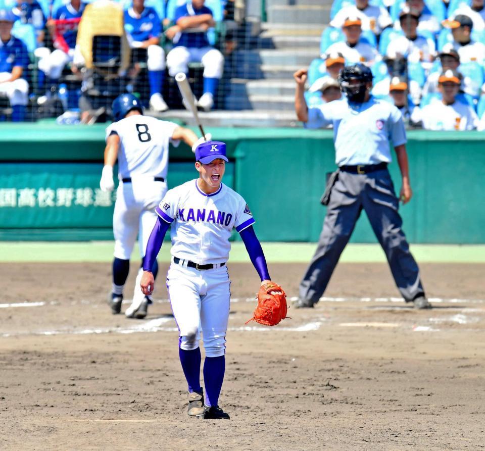 ７回、大垣日大・林（８）を空振り三振に仕留めてほえる金足農・吉田（撮影・中田匡峻）　