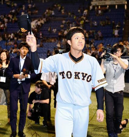 猛打賞の巨人・田中俊がファンに手を振る