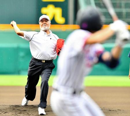 始球式を務めた安仁屋宗八氏　