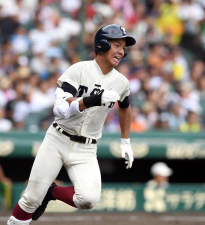 　３回、大阪桐蔭・中川は左中間に勝ち越し適時二塁打を放ちベースを回る（撮影・山口登）