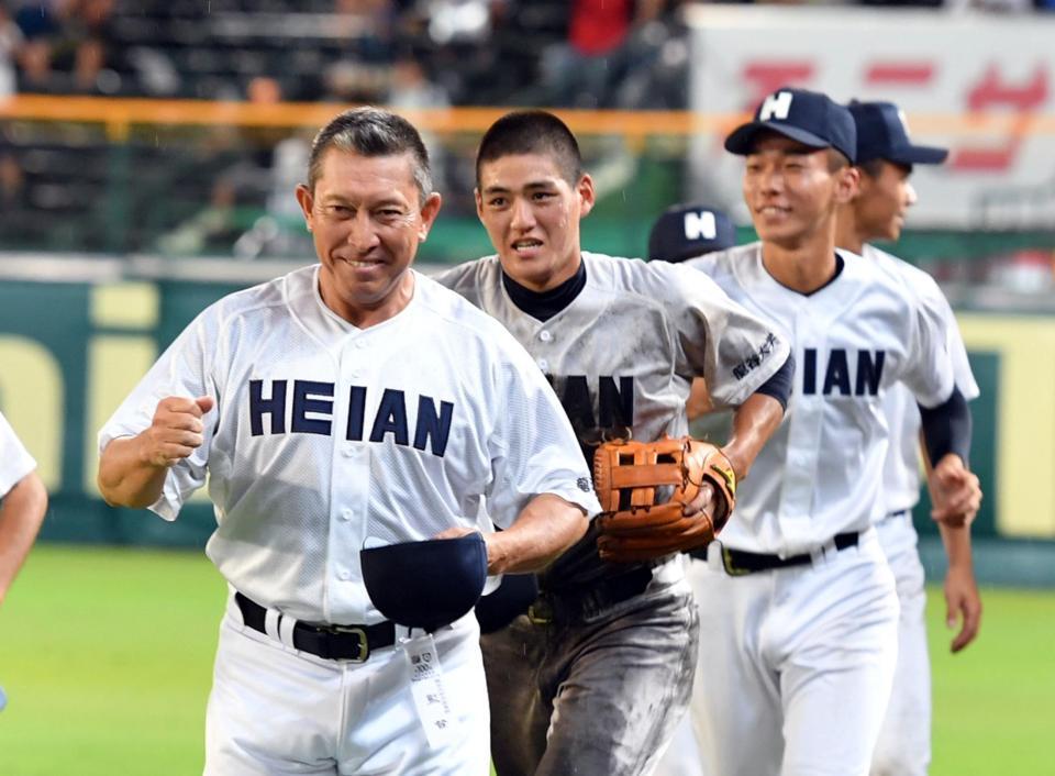 甲子園通算１０１勝目を飾り笑顔の龍谷大平安・原田監督（左）