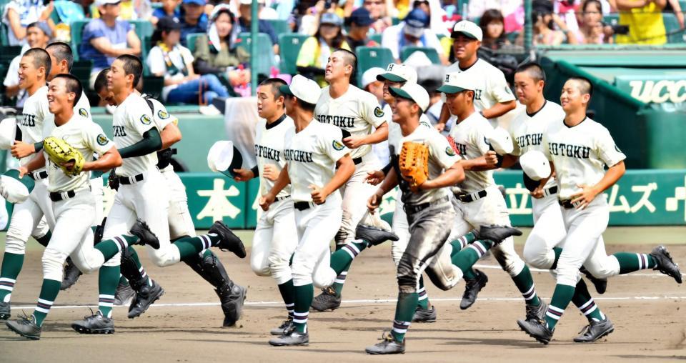 ８強一番乗りを決めた報徳学園＝甲子園（撮影・中田匡峻）