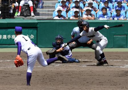 ９回横浜無死、横浜・万波は空振り三振に倒れる（投手　金足農・吉田、捕手・菊地亮）＝甲子園（撮影・山口登）