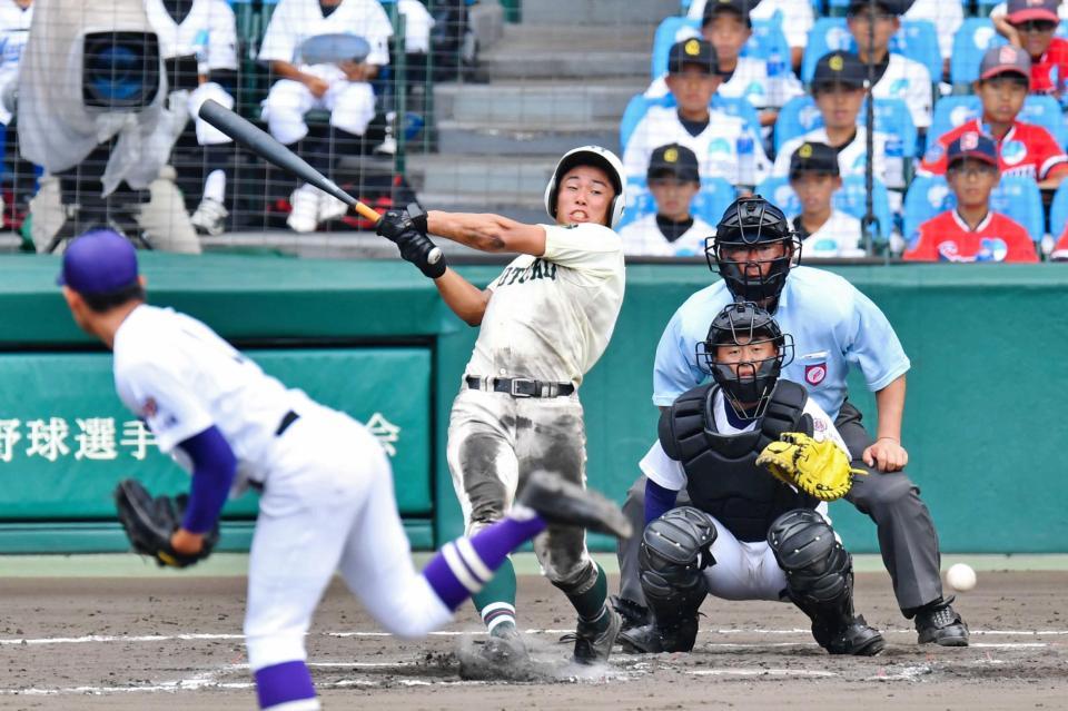 　７回、中前打を放つ報徳学園・糸井（撮影・中田匡峻）