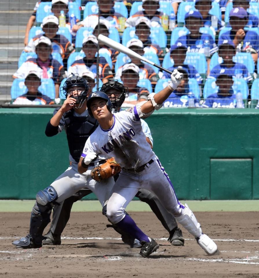 ８回金足農１死一・二塁、金足農・高橋が中越えに逆転３ランを放つ＝甲子園（撮影・山口登）