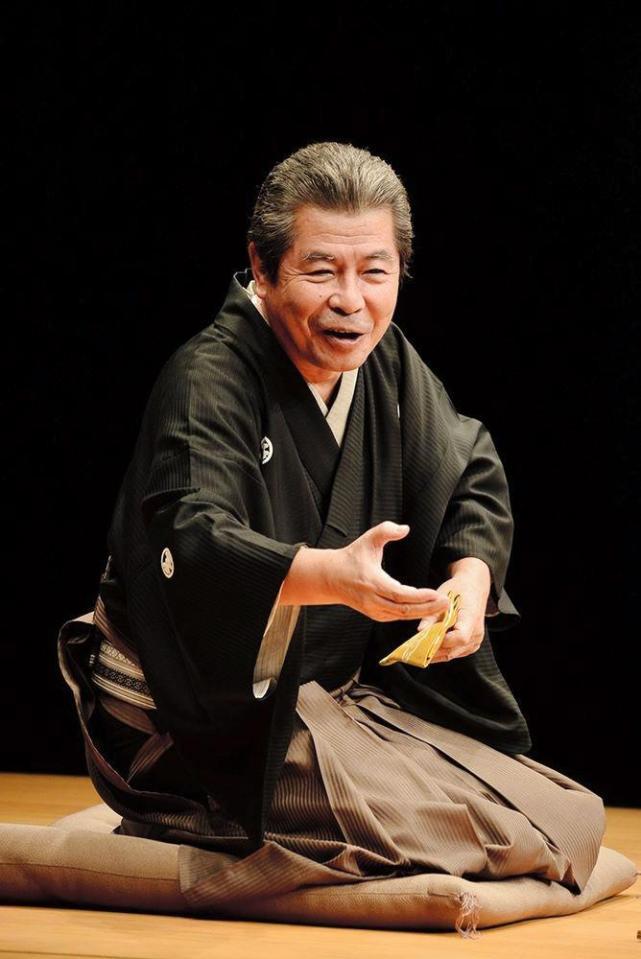 ９月５日、地元富山での巨人対ＤｅＮＡ戦で始球式を務める立川志の輔（球団提供）