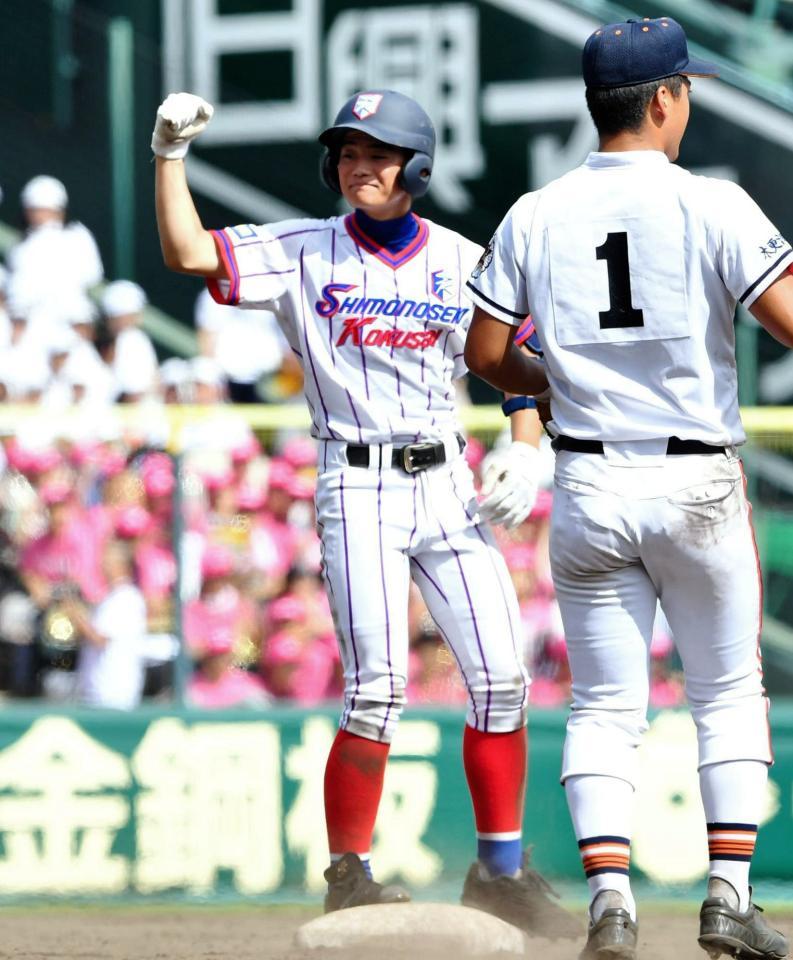 　９回、濱松は右中間に適時二塁打を放ちガッツポーズ（撮影・佐藤厚）