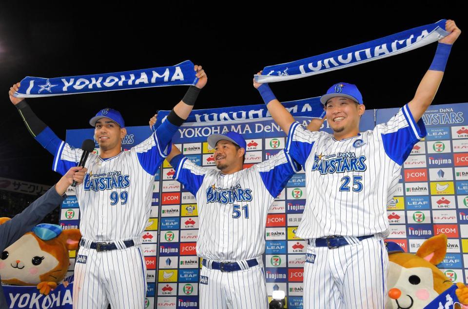 お立ち台でポーズとる３者連続本塁打を放った（左から）ＤｅＮＡ・ソト、宮崎、筒香＝横浜スタジアム