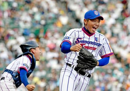 　９回、木更津総合・東を併殺に討ち取りガッツポーズの下関国際・鶴田（右）、品川のバッテリー（撮影・佐藤厚）