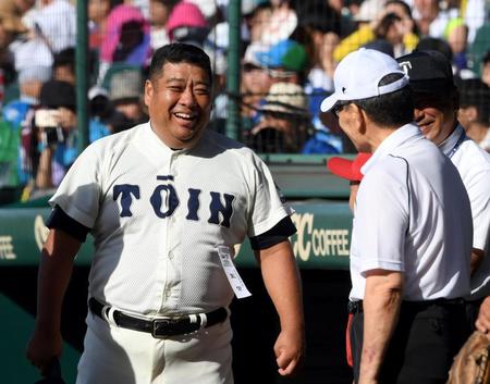 大阪桐蔭・西谷監督（左）は中西太氏から声を掛けられ笑顔を見せる＝甲子園（撮影・山口登）