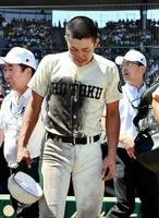 準決勝進出ならず肩を落とす報徳学園・小園＝甲子園（撮影・佐藤厚）